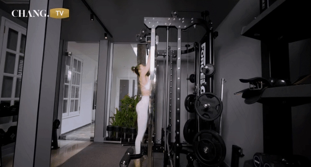 Để giữ gìn vóc dáng và nhan sắc, bà xã Chi Bảo còn dành riêng một phòng trang bị đủ các loại máy móc hỗ trợ để tập gym. Ảnh chụp màn hình