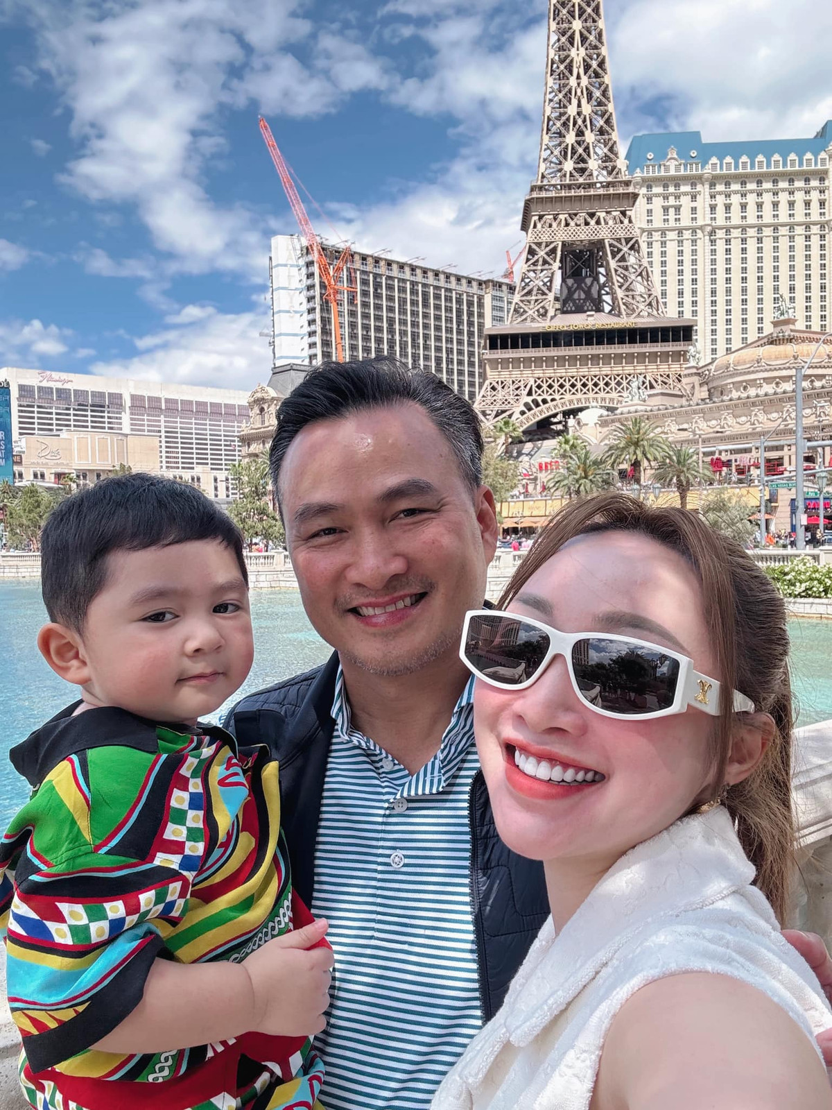 Chi Bảo rất hạnh phúc khi tổ ấm có thêm nàng công chúa nhỏ, hiện đủ "nếp và tẻ", đúng ý nguyện của hai vợ chồng. Ảnh: FB Chi bảo