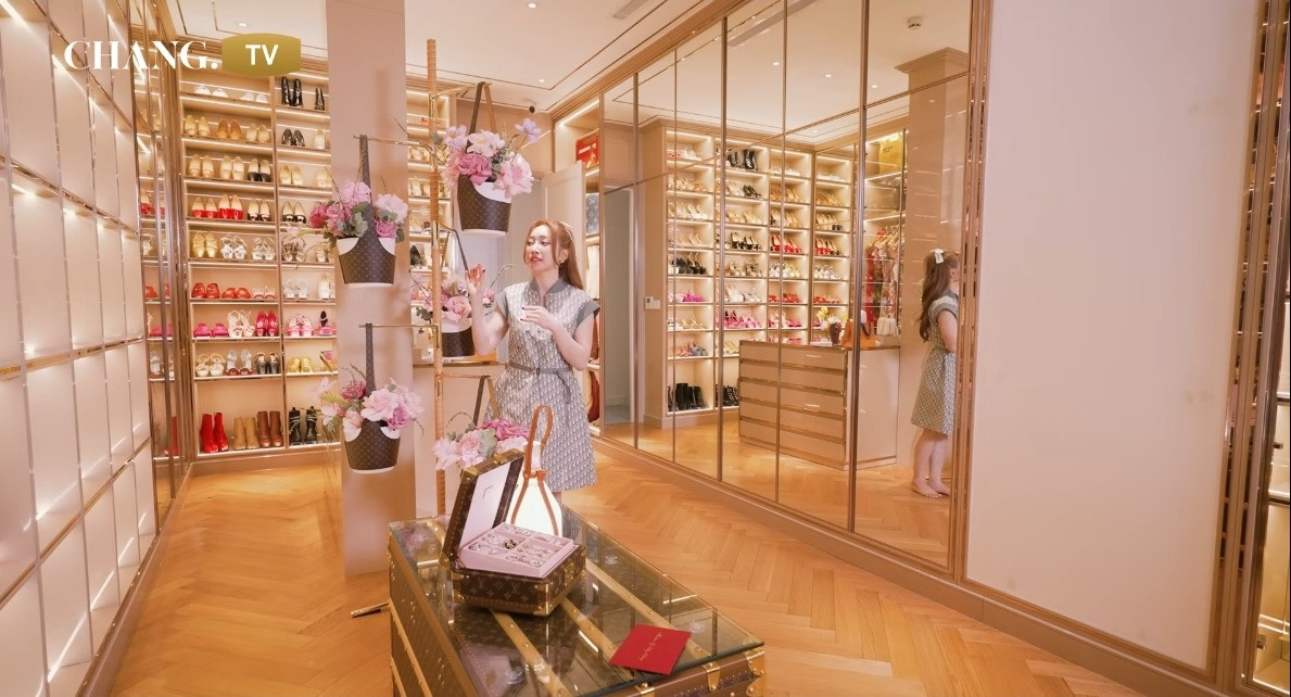 Trong biệt thự còn có riêng một phòng tràn ngập đồ hiệu của Lý Thùy Chang. Ảnh chụp màn hình