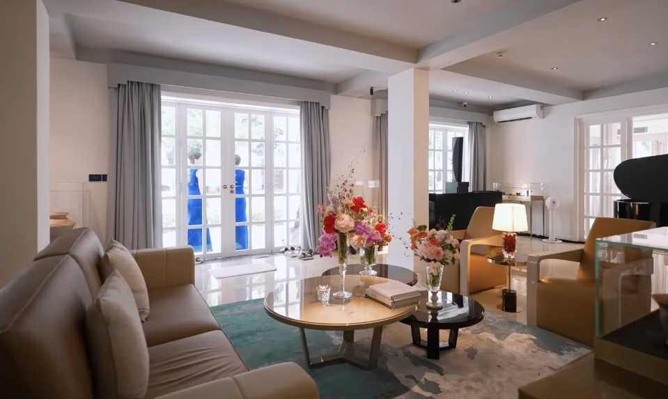 Phòng khách được trang trí đơn giản, sang trọng và ngập tràn sắc hoa. Ảnh chụp màn hình