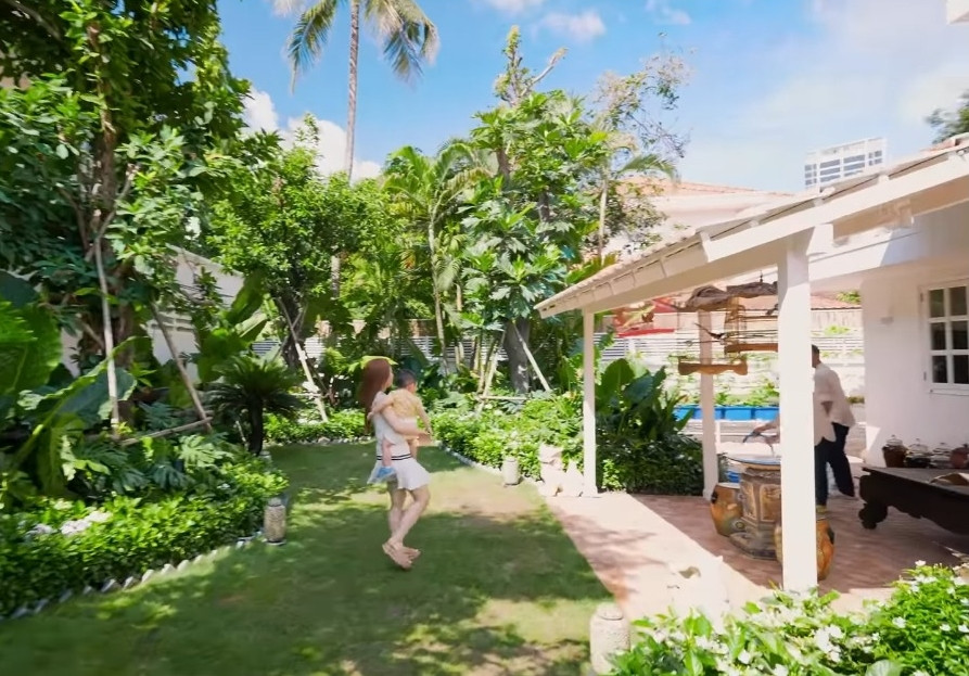  Bà xã Chi Bảo còn trồng rau thủy canh cung cấp thực phẩm sạch cho cả gia đình. Ảnh chụp màn hình