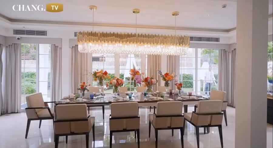 Mỗi lần tổ chức tiệc, Lý Thùy Chang thuê một đội trang trí riêng, đội chuẩn bị hoa riêng và tất cả hoa tươi trong nhà đều là hoa nhập khẩu. Ảnh chụp màn hình