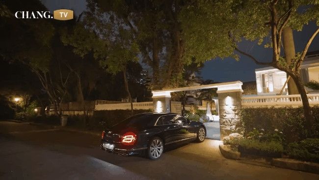 Bao quanh biệt thự là hàng rào cây xanh và cánh cổng thiết kế tinh giản tạo nét sang trọng. Ảnh chụp màn hình