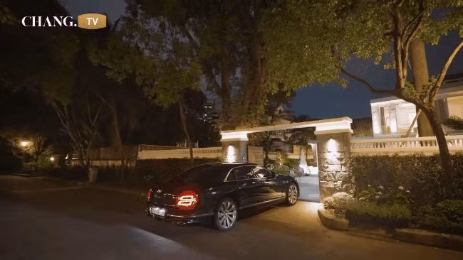 Bao quanh biệt thự là hàng rào cây xanh và cánh cổng thiết kế tinh giản tạo nét sang trọng. Ảnh chụp màn hình