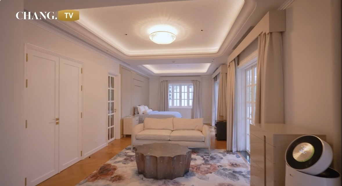 Phòng ngủ của vợ chồng Chi Bảo - Lý Thùy Chang mang sắc trắng tinh khôi nhẹ nhàng và nội thất hiện đại. Ảnh chụp màn hình