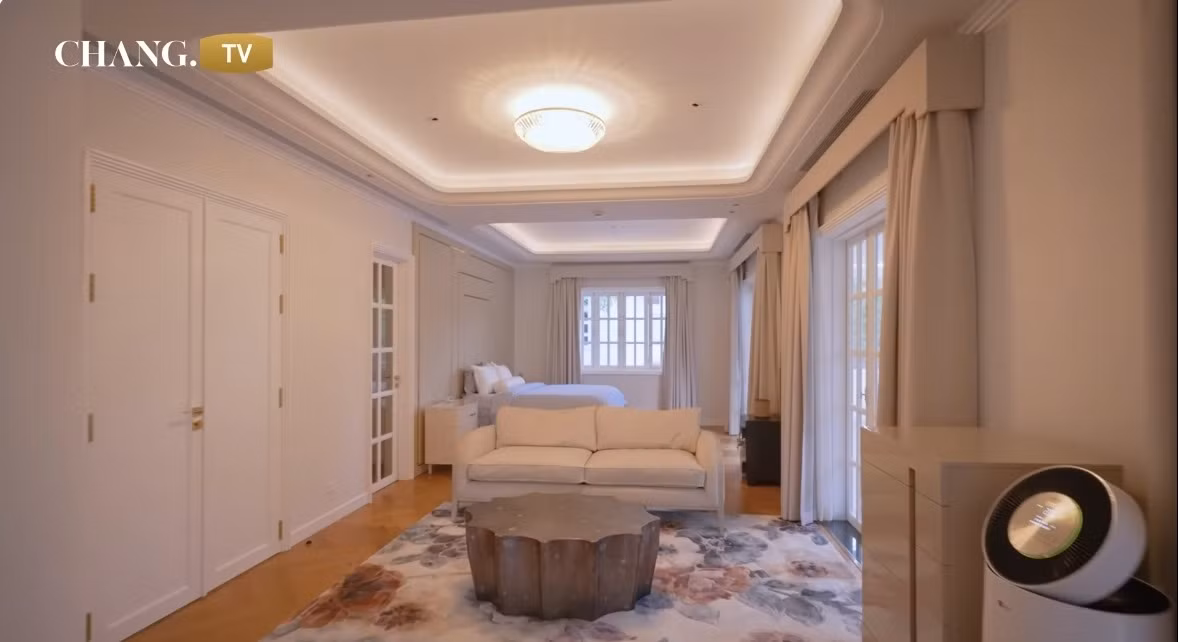 Phòng ngủ của vợ chồng Chi Bảo - Lý Thùy Chang mang sắc trắng tinh khôi nhẹ nhàng và nội thất hiện đại. Ảnh chụp màn hình