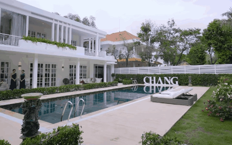 Tổ ấm của Chi Bảo và Lý Thùy Chang là căn biệt thự rộng tới 1.600m2 được trang hoàng lộng lẫy sang trọng như khách sạn 5 sao tại quận 2 (TP HCM). Ảnh chụp màn hình