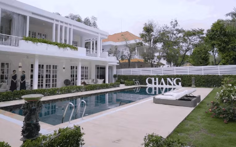 Tổ ấm của Chi Bảo và Lý Thùy Chang là căn biệt thự rộng tới 1.600m2 được trang hoàng lộng lẫy sang trọng như khách sạn 5 sao tại quận 2 (TP HCM). Ảnh chụp màn hình