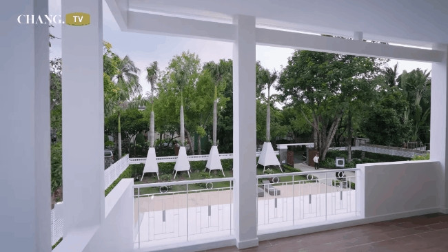 Phía sau nhà, Lý Thùy Chang dành một phần diện tích để trồng cây, bao gồm cây ăn trái và hoa. Ảnh chụp màn hình