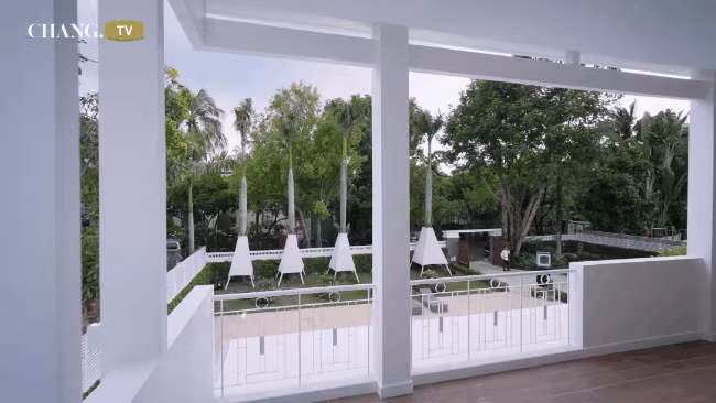 Phía sau nhà, Lý Thùy Chang dành một phần diện tích để trồng cây, bao gồm cây ăn trái và hoa. Ảnh chụp màn hình