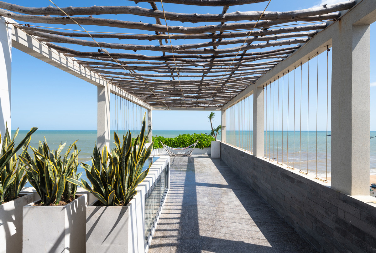 Nhờ thiết kế tối giản và cắt giảm các vật dụng không cần thiết, ngôi nhà tạo ra năng lượng sống nhẹ nhàng giúp chủ nhà hoàn toàn hướng về thiên nhiên. Ảnh: Trieu Chien