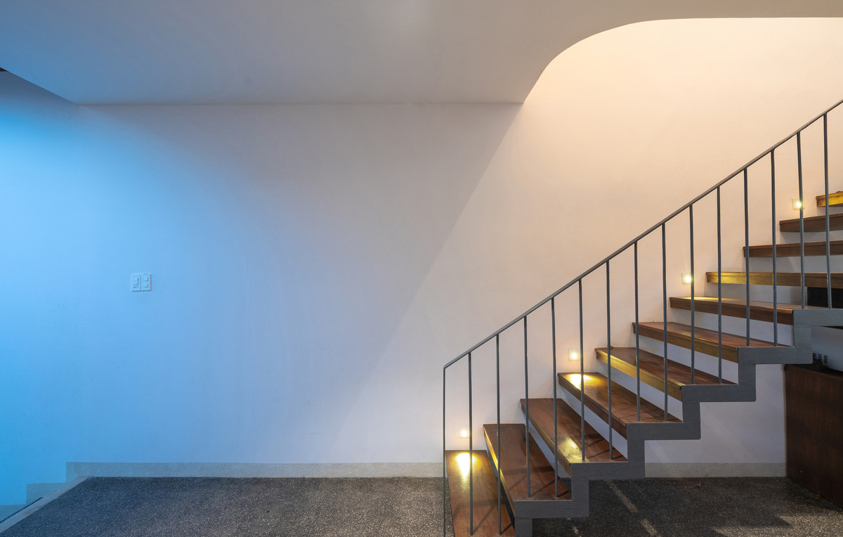 Ánh sáng tự nhiên và luồng không khí trong lành có thể len lỏi vào mọi góc nhà. Đây là điều những ngôi nhà phố dài, hẹp khó có được. Ảnh: Trieu Chien