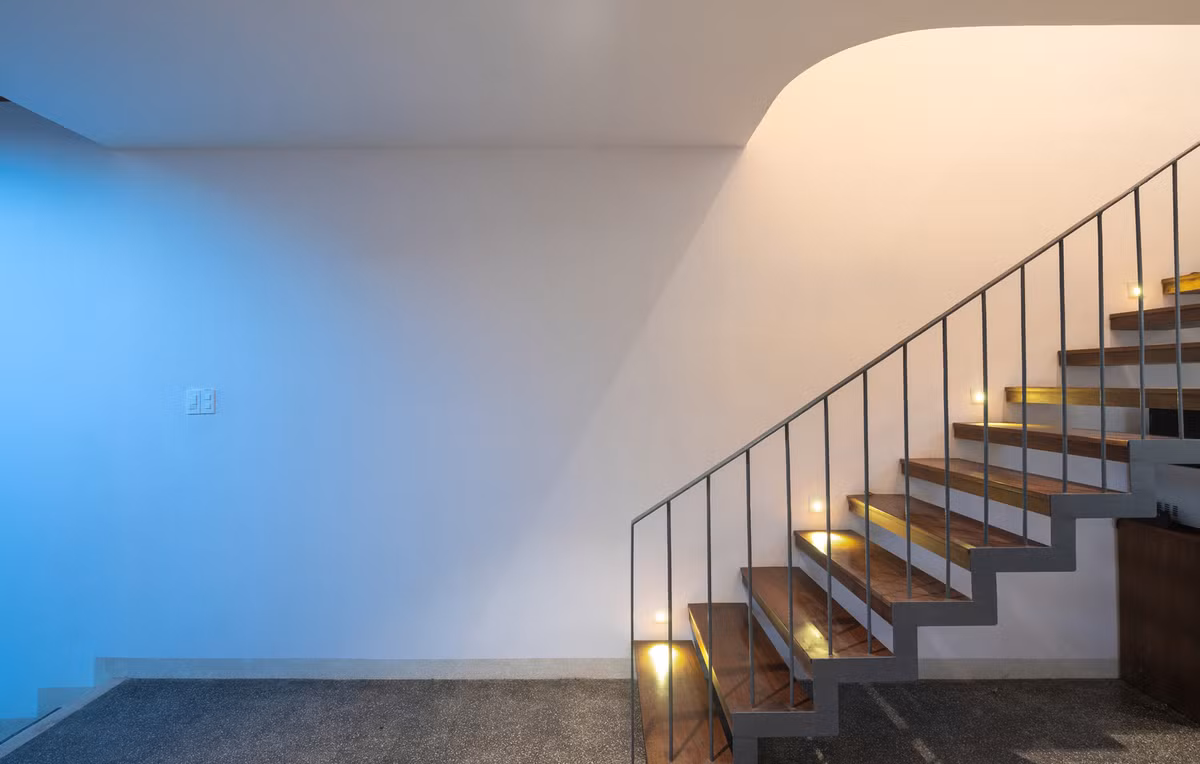 Ánh sáng tự nhiên và luồng không khí trong lành có thể len lỏi vào mọi góc nhà. Đây là điều những ngôi nhà phố dài, hẹp khó có được. Ảnh: Trieu Chien