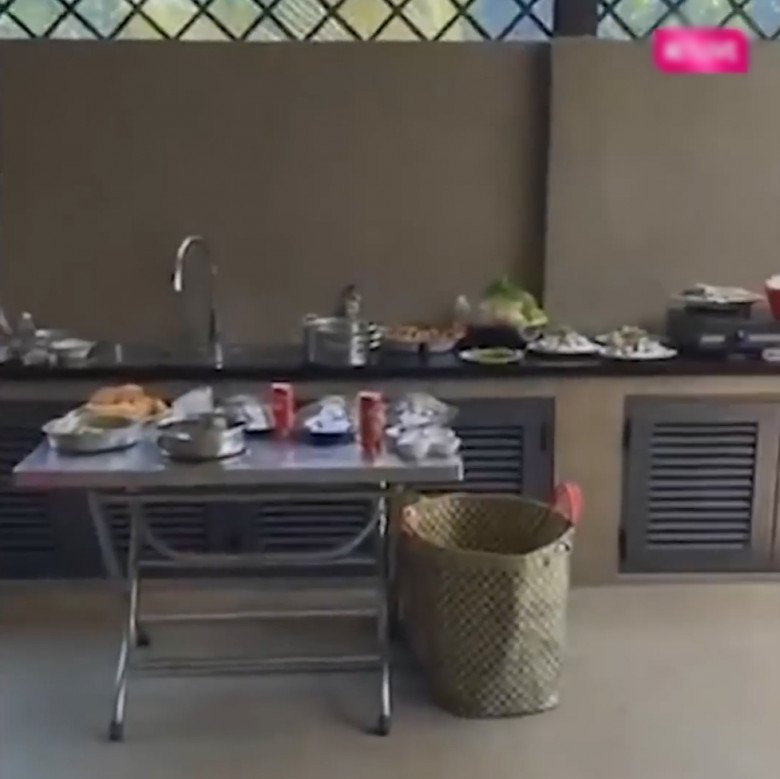 Nhà sau có bếp nấu rộng rãi khi con cháu về đông đủ.