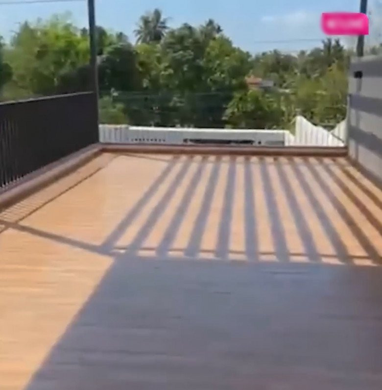 Sân thượng rộng rãi có thể ngắm con sông quê hương. Nguồn ảnh: chụp màn hình