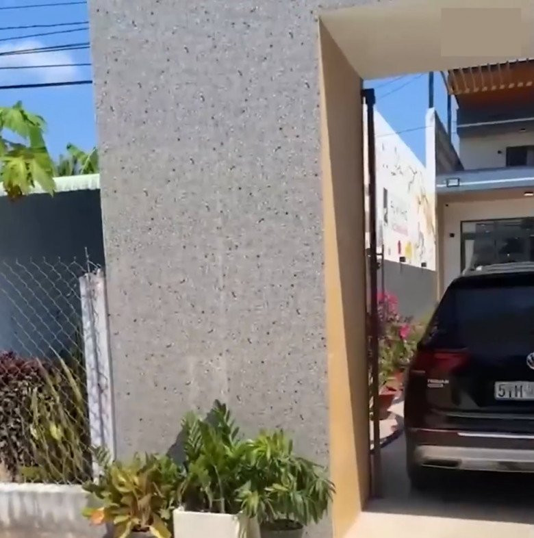 Cổng nhà xây kiên cố, chắc chắn.