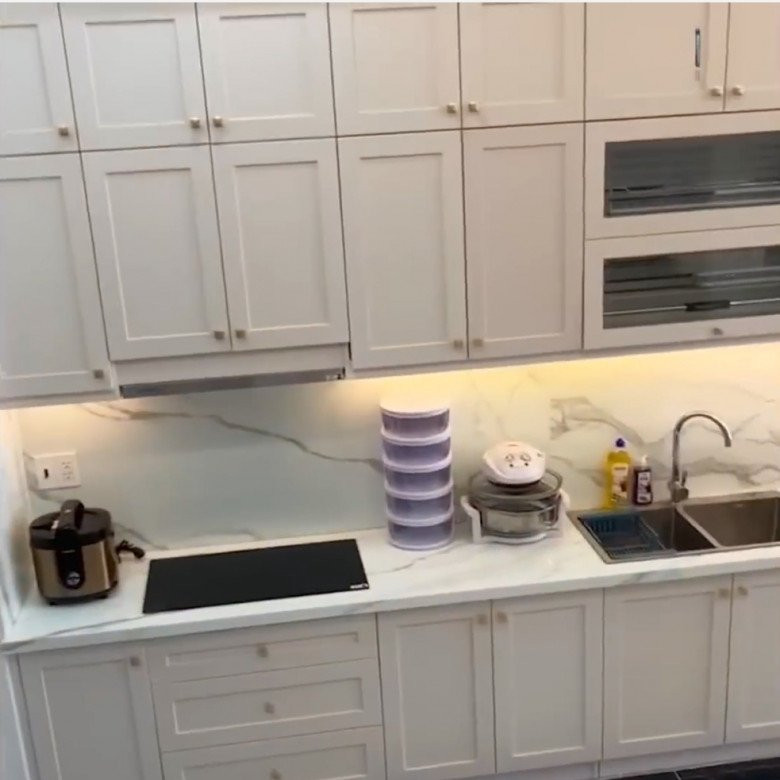 Tủ bếp làm từ gỗ công nghiệp và gỗ sồi, ứng dụng công nghệ hiện đại giúp kéo, mở dễ dàng.