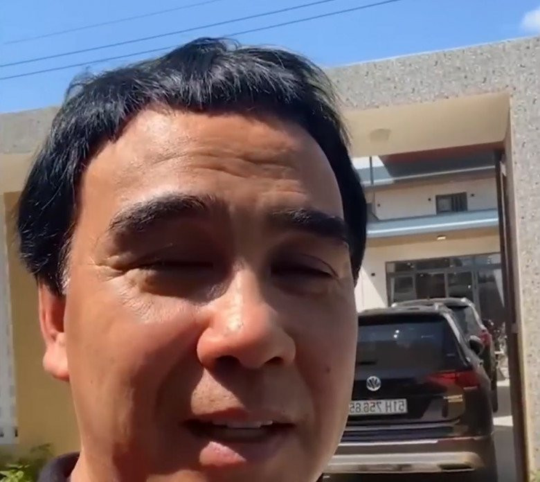 Mới đây, MC Quyền Linh về quê tại Tiền Giang và hé lộ ngôi nhà khang trang xây cho mẹ ruột.