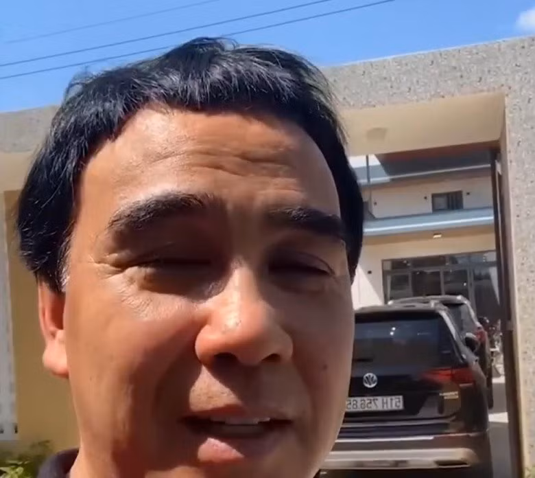 Mới đây, MC Quyền Linh về quê tại Tiền Giang và hé lộ ngôi nhà khang trang xây cho mẹ ruột.