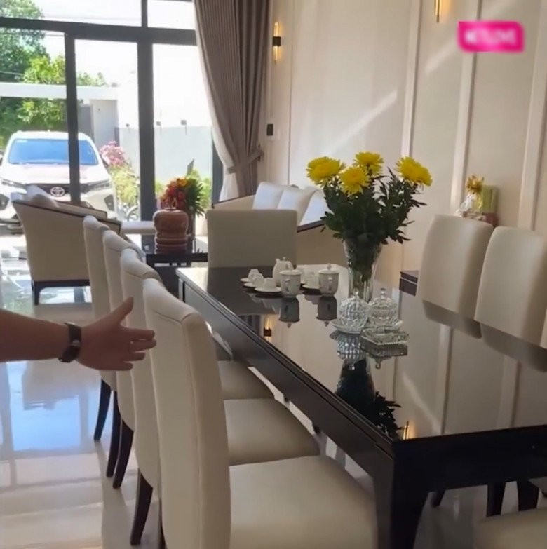 Bộ bàn ăn 10 ghế cho cả gia đình quây quần khi con cháu về.