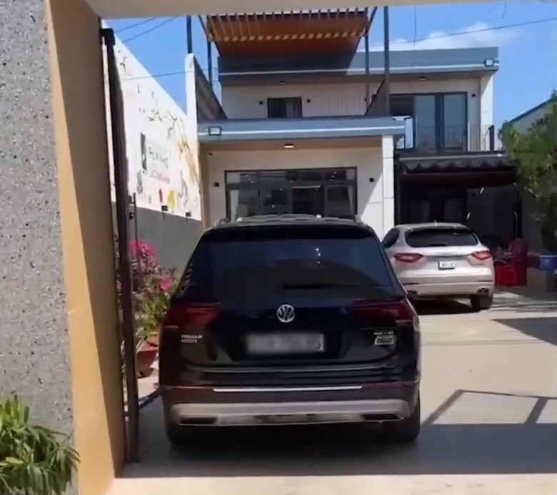 Phía trước căn nhà là sân rộng, có thể đậu vài chiếc ô tô.