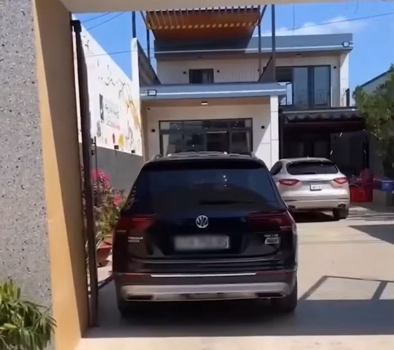 Phía trước căn nhà là sân rộng, có thể đậu vài chiếc ô tô.