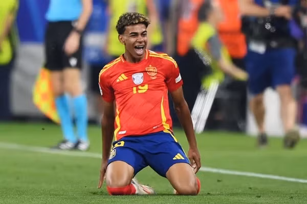 Chơi xuất thần ở Euro 2024, Lamine Yamal vừa lập “cú đúp” kỷ lục khi trở thành cầu thủ trẻ nhất ra sân ở một trận bán kết giải đấu lớn, đồng thời là cầu thủ trẻ nhất lịch sử ghi bàn tại một kỳ EURO (16 tuổi, 362 ngày). Ảnh: Vietnamplus