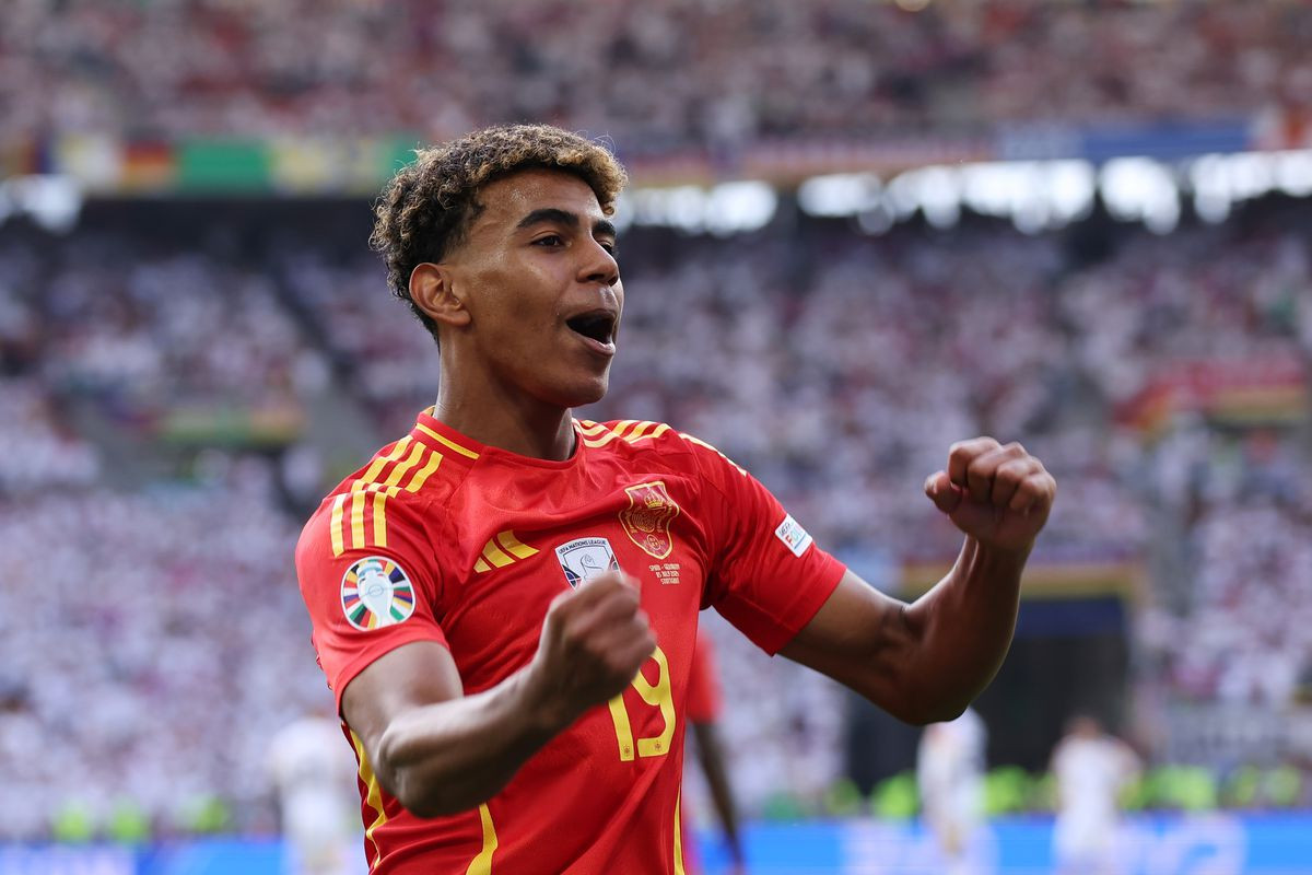 Ngoài ra, thỏa thuận giữa Lamine Yamal và CLB Barcelona còn có một điều khoản về lương. Con số chính xác đã được đôi bên giữ bí mật, song nó được đồn đoán ở mức 1,7 - 3 triệu Euro mỗi năm. Ảnh: Goal