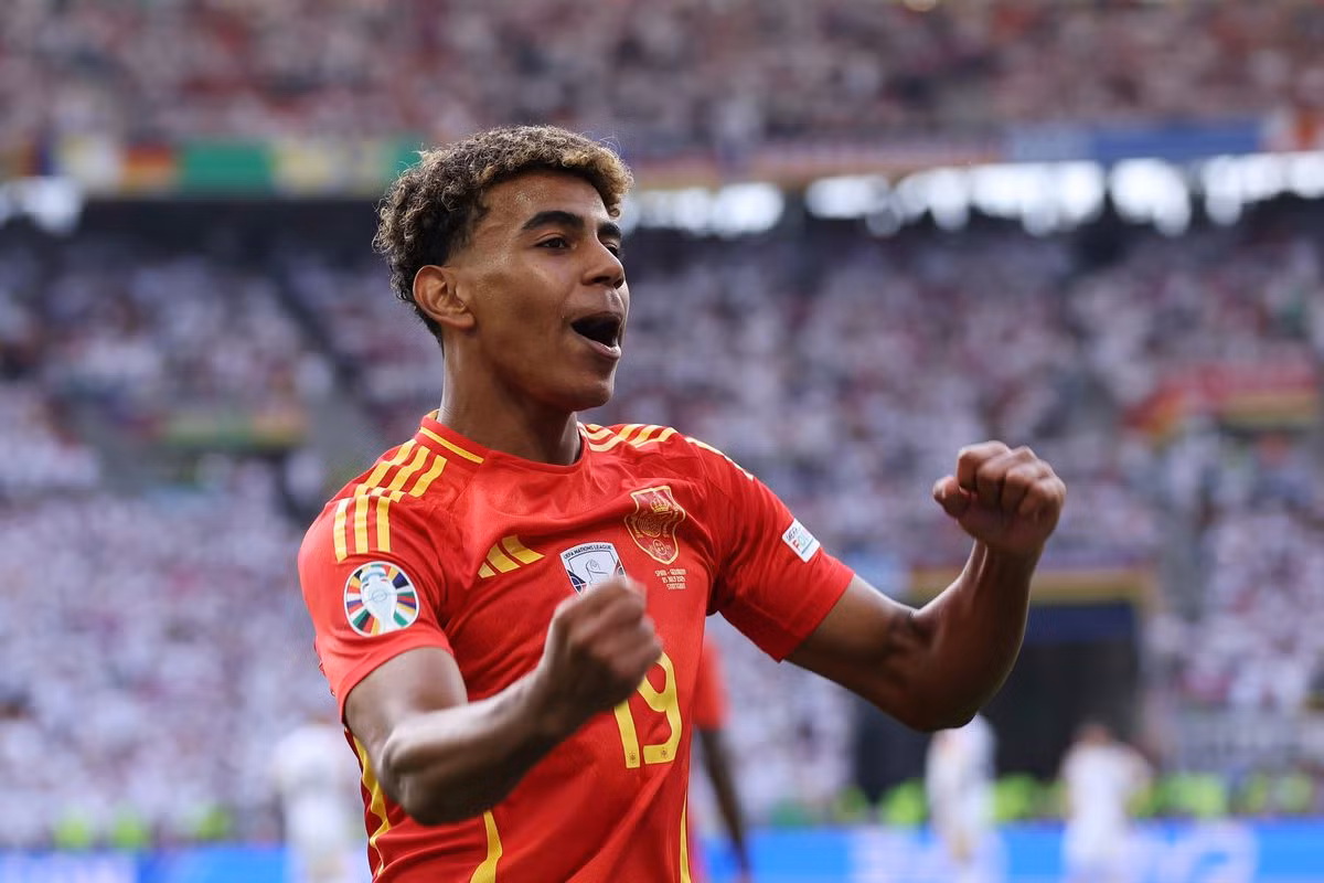 Ngoài ra, thỏa thuận giữa Lamine Yamal và CLB Barcelona còn có một điều khoản về lương. Con số chính xác đã được đôi bên giữ bí mật, song nó được đồn đoán ở mức 1,7 - 3 triệu Euro mỗi năm. Ảnh: Goal