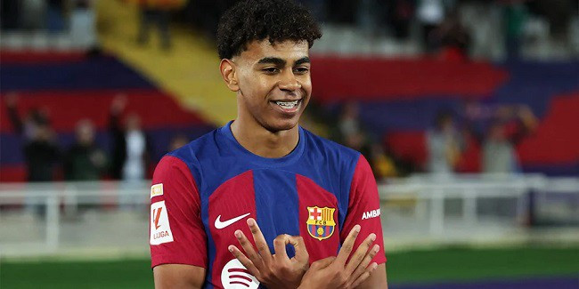 Tháng 10/2023, Yamal và CLB xứ Catalan đạt thỏa thuận mới để trói chân tài năng trẻ đến mùa hè năm 2026. Thỏa thuận này bao gồm điều khoản giải phóng hợp đồng lên đến 1 tỷ Euro. Ảnh: Goal