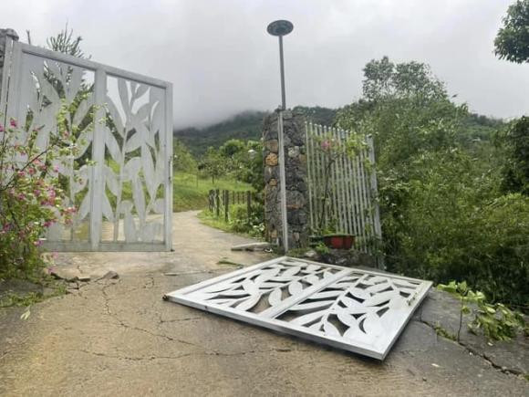 Thậm chí, cổng vào nhà cũng bị bay một cánh. Ảnh: FB Trần Việt Hoàn