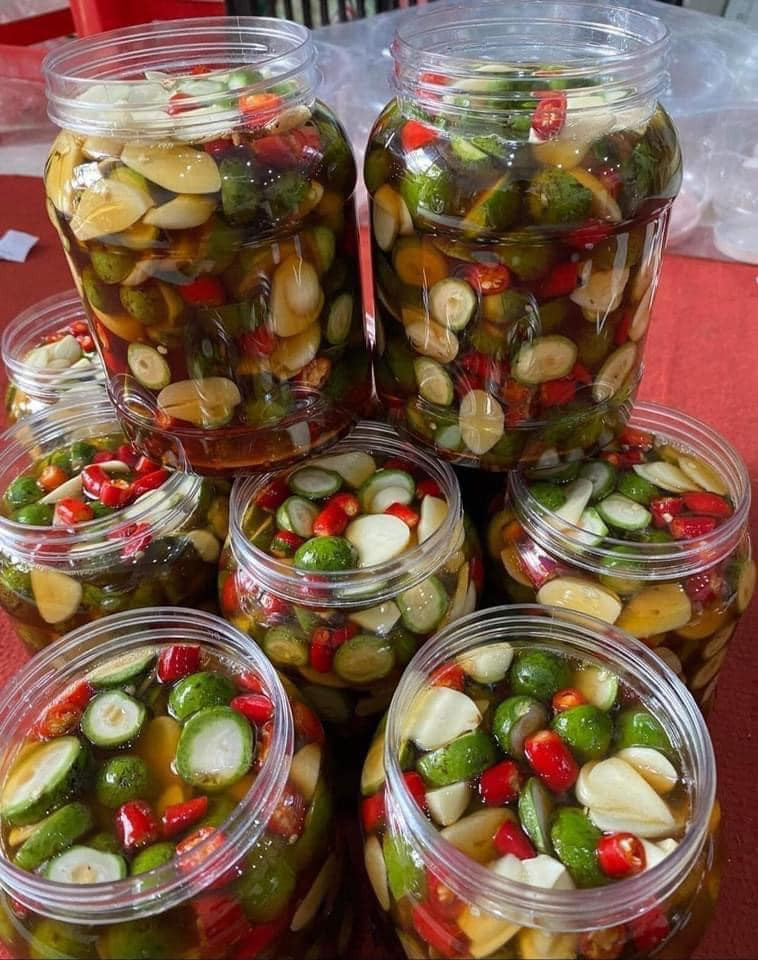 Ngoài bán theo cân, nhiều người còn bán sấu ngâm mắm giá từ 120.000 - 130.000 đồng/lọ 1 kg. Nguồn ảnh: Facebook