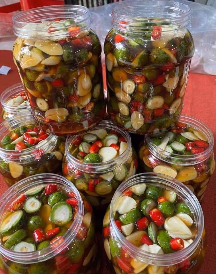 Ngoài bán theo cân, nhiều người còn bán sấu ngâm mắm giá từ 120.000 - 130.000 đồng/lọ 1 kg. Nguồn ảnh: Facebook