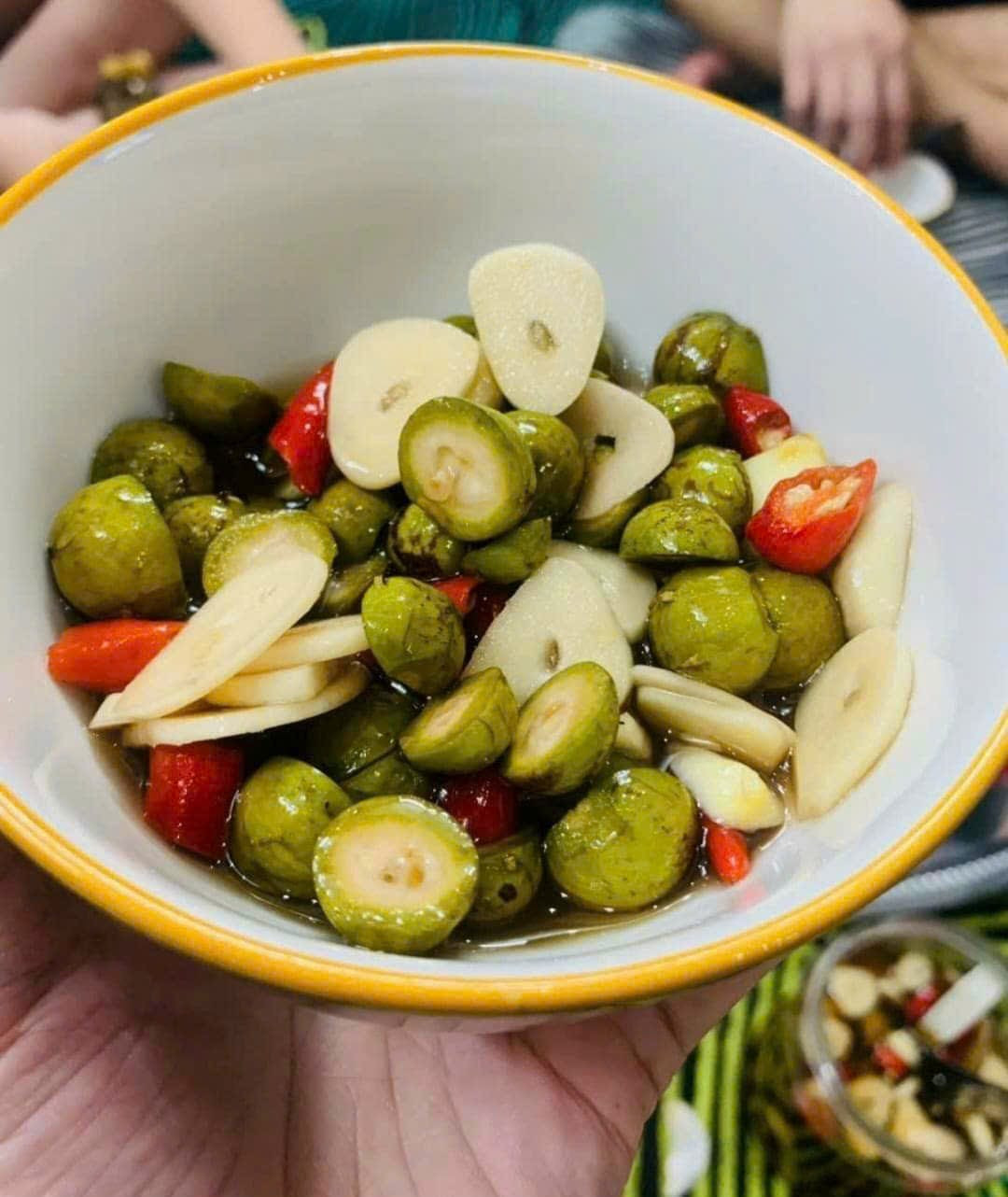 Tương tự, chị Duyên (Thanh Trì, Hà Nội) chỉ cả nửa triệu đồng để mua bằng được sấu non về làm món sấu ngâm mắm.