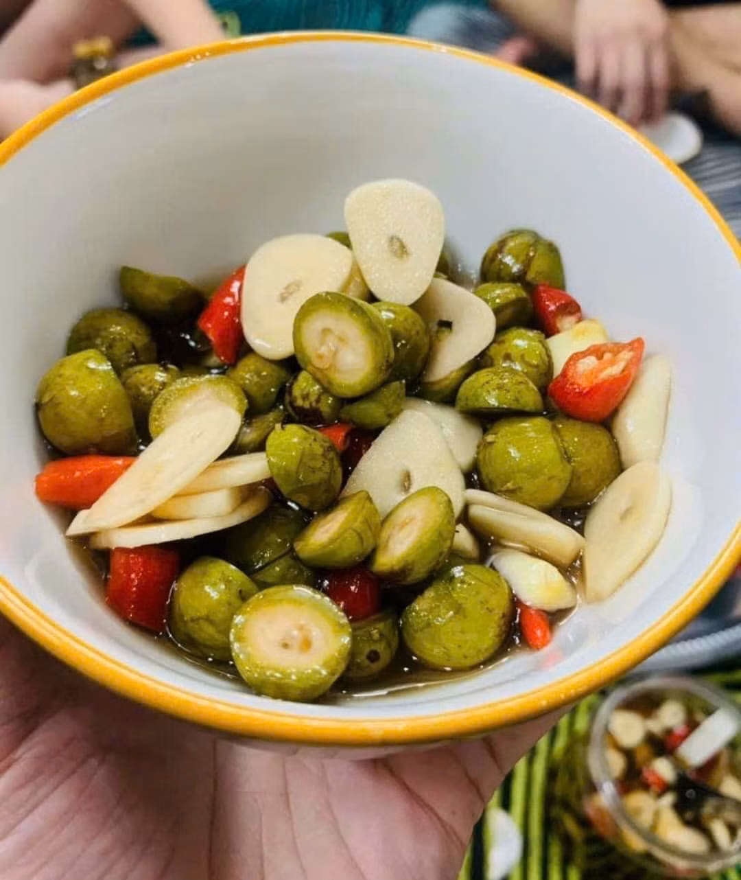 Tương tự, chị Duyên (Thanh Trì, Hà Nội) chỉ cả nửa triệu đồng để mua bằng được sấu non về làm món sấu ngâm mắm.