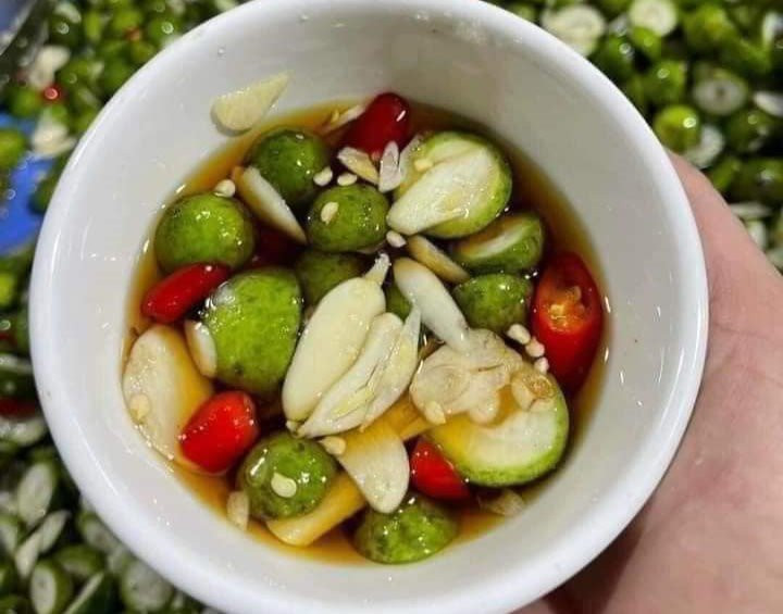 Do đó, cứ đầu tháng 5, chị Duyên lại canh mua bằng được sấu non về ngâm mắm, vừa đưa cơm, vừa gợi nhớ ký ức tuổi thơ.