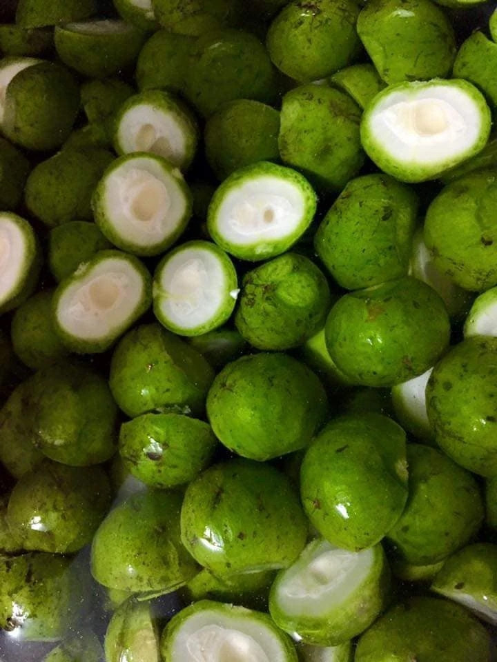 Theo chị Duyên, sấu non chỉ có trong khoảng nửa tháng. Thời điểm này, hạt sấu còn non, chưa cứng, phần thịt chưa chua gắt như sấu già, vỏ mỏng và không bị chát.