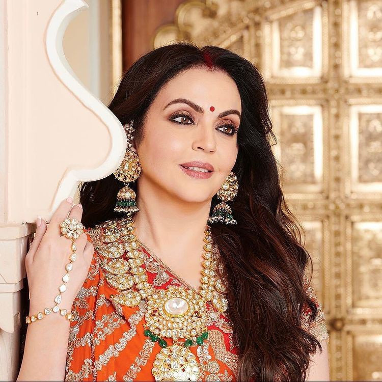 Bà Nita Ambani sinh năm 1963 trong gia đình thuộc tầng lớp trung lưu, từng phải đi bộ đi học, đi xe buýt, ngồi tàu hỏa và ăn uống đơn giản. Ảnh: Getty