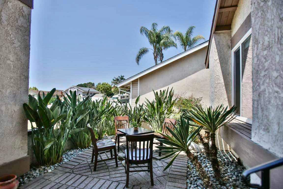 Sân vườn trồng nhiều cây xanh tạo không gian thoáng mát là nơi nghỉ ngơi sau khi làm việc căng thẳng, mệt mỏi... Ảnh: FB Trần Thúy Nga