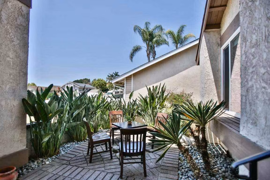 Sân vườn trồng nhiều cây xanh tạo không gian thoáng mát là nơi nghỉ ngơi sau khi làm việc căng thẳng, mệt mỏi... Ảnh: FB Trần Thúy Nga