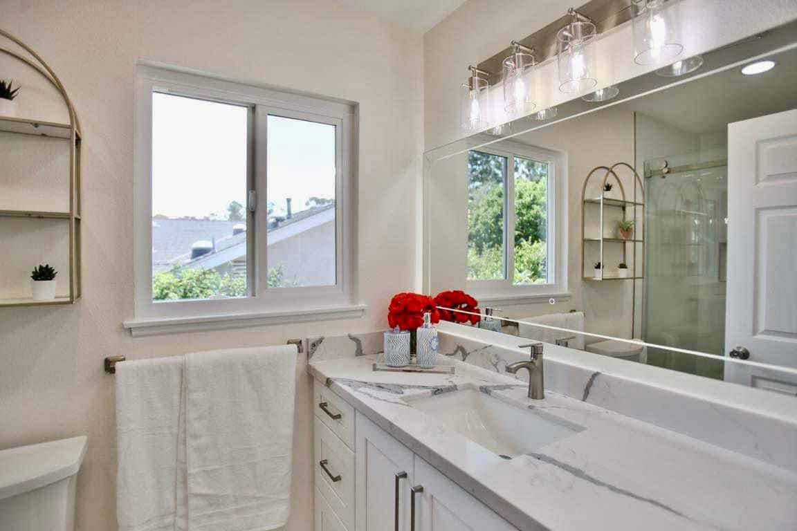 Phòng tắm sử dụng gam màu trắng chủ đạo cùng nội thất hiện đại. Ảnh: FB Trần Thúy Nga