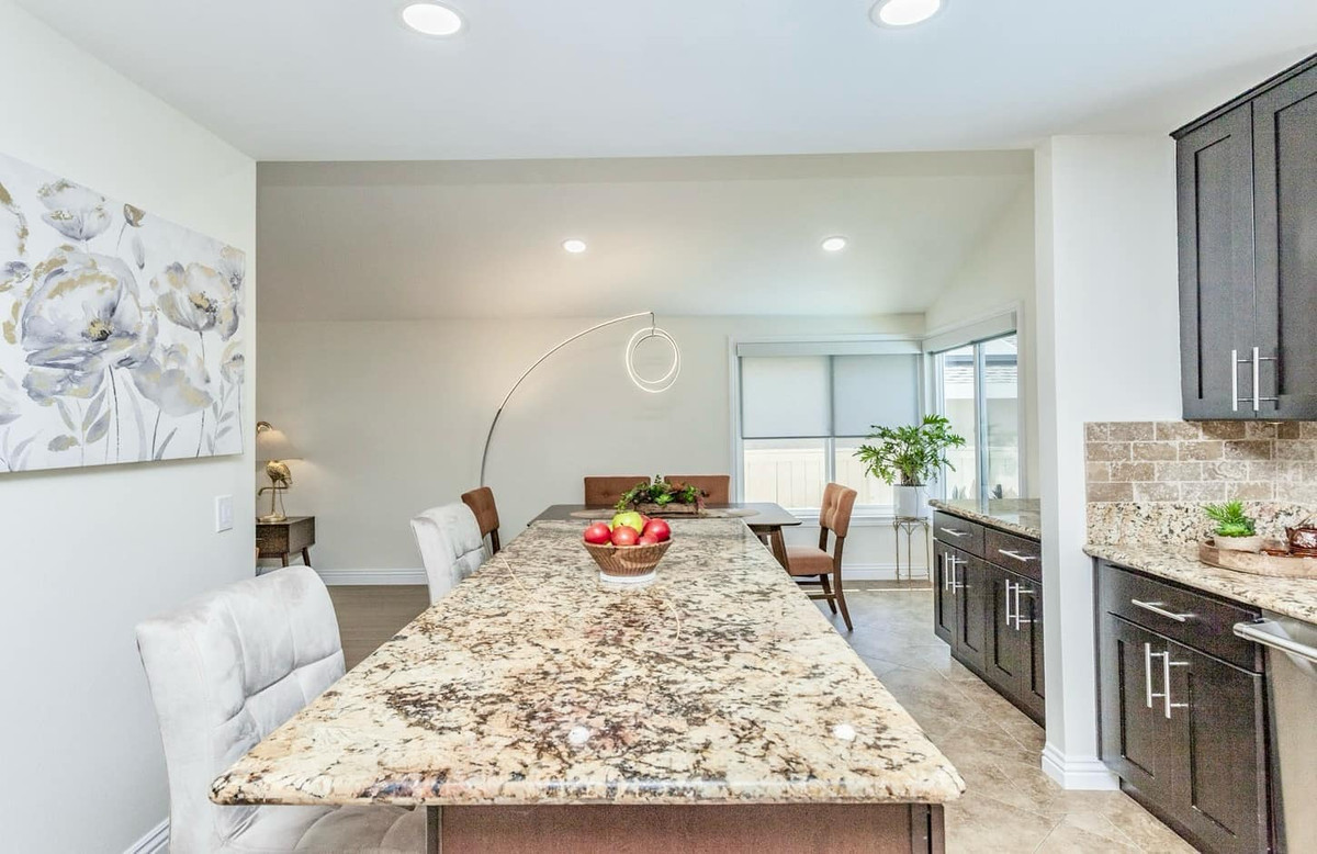 Khu bếp và phòng ăn mở rộng với nội thất cao cấp và đắt đỏ. Ảnh: FB Trần Thúy Nga