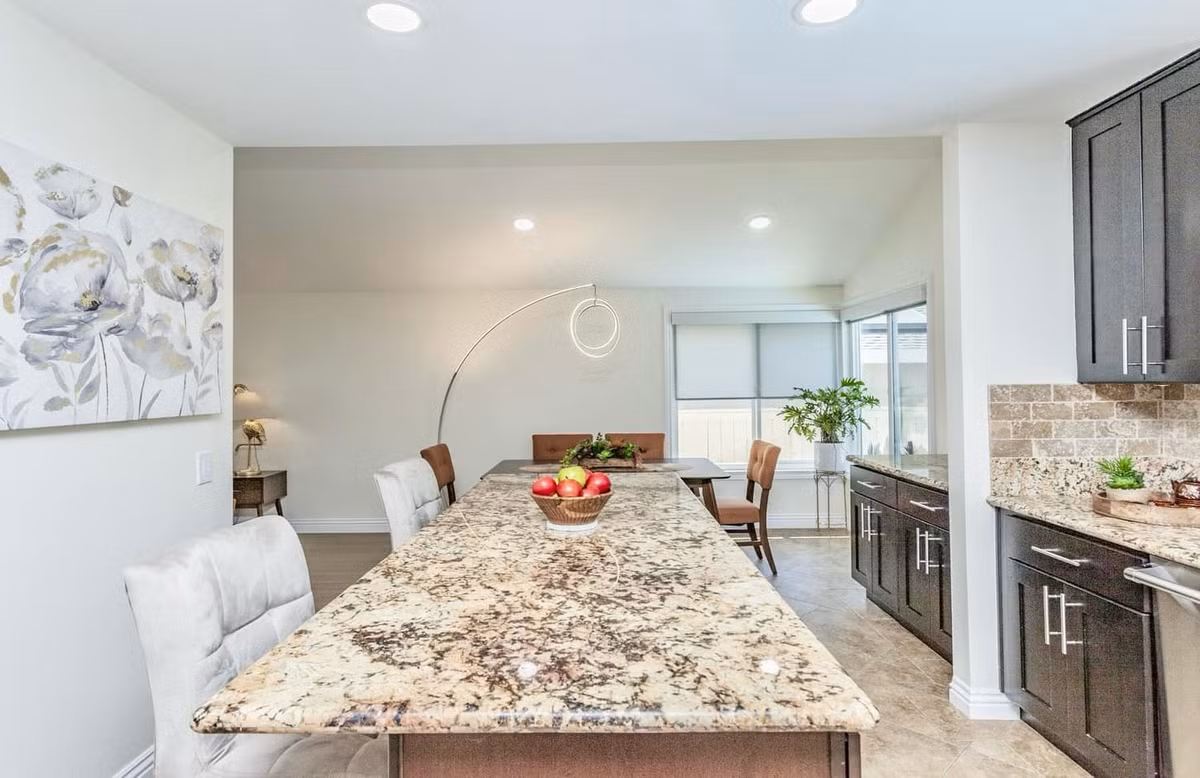 Khu bếp và phòng ăn mở rộng với nội thất cao cấp và đắt đỏ. Ảnh: FB Trần Thúy Nga