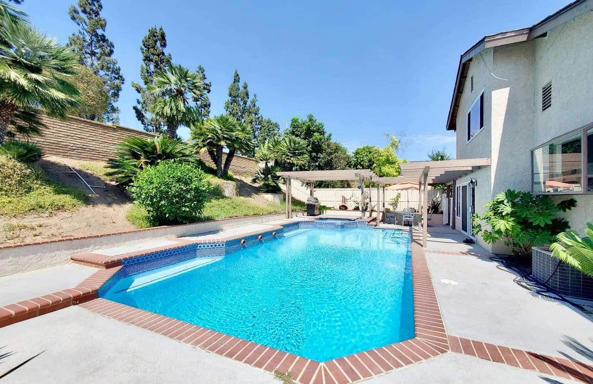 Trong khuôn viên biệt thự có hồ bơi lớn, kết hợp trồng nhiều cây xanh tạo không khí mát mẻ. Ảnh: FB Trần Thúy Nga