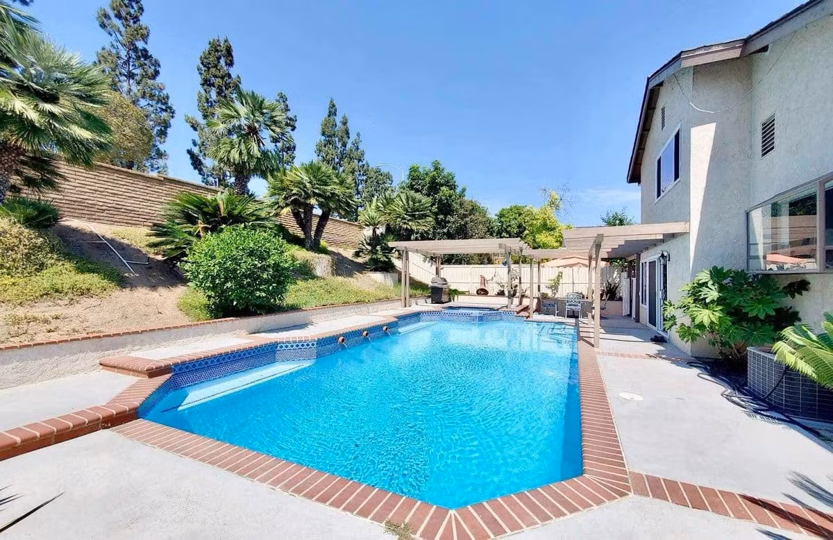 Trong khuôn viên biệt thự có hồ bơi lớn, kết hợp trồng nhiều cây xanh tạo không khí mát mẻ. Ảnh: FB Trần Thúy Nga