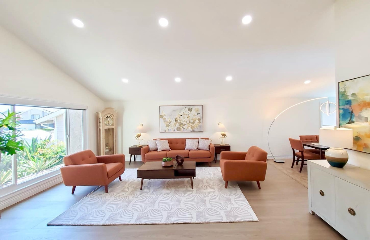 Phòng khách sử dụng tông màu cam chủ đạo, mang đến cảm giác ấm cúng, thân thiện. Ảnh: FB Trần Thúy Nga