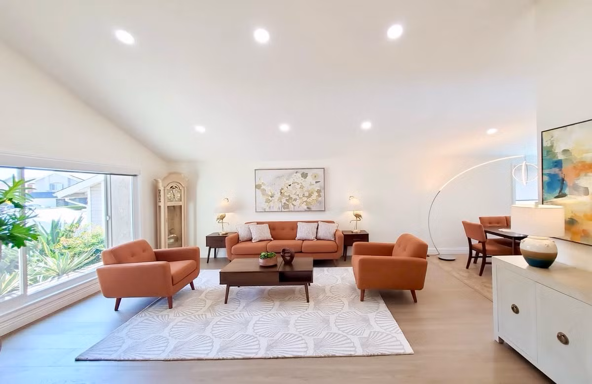 Phòng khách sử dụng tông màu cam chủ đạo, mang đến cảm giác ấm cúng, thân thiện. Ảnh: FB Trần Thúy Nga