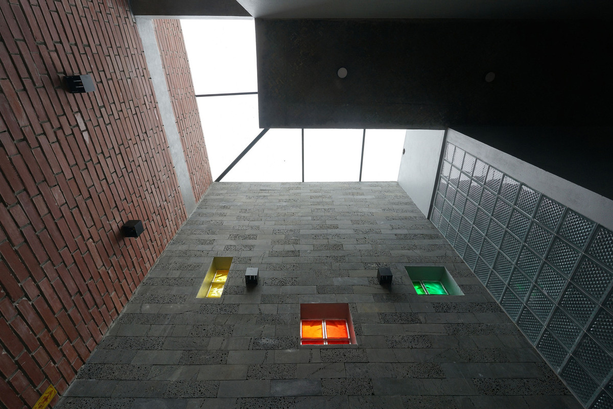 Các cửa sổ được bố trí theo từng đế và kết hợp với cây xanh để chặn ánh sáng mặt trời chiếu trực tiếp vào phòng ngủ. Ảnh: Hoàng Lê