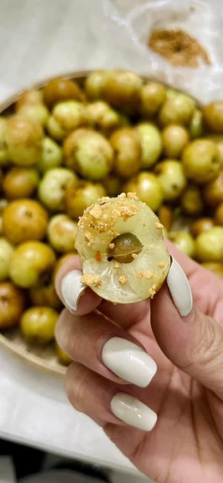 Những năm gần đây, me rừng được bán nhiều trên chợ mạng với giá từ 50.000 - 100.000 đồng/kg. Ảnh: Facebook