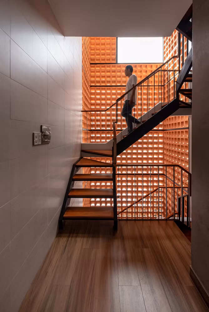 Bên cạnh đó, nhà phải có hồ bơi, thang máy, chỗ để xe, 3 phòng ngủ có nhà vệ sinh riêng, phòng khách + khu thờ cúng, bếp + phòng ăn và vệ sinh chung. Nhưng diện tích đất 59,5 m2 thực sự gây khó khăn cho các kiến trúc sư.